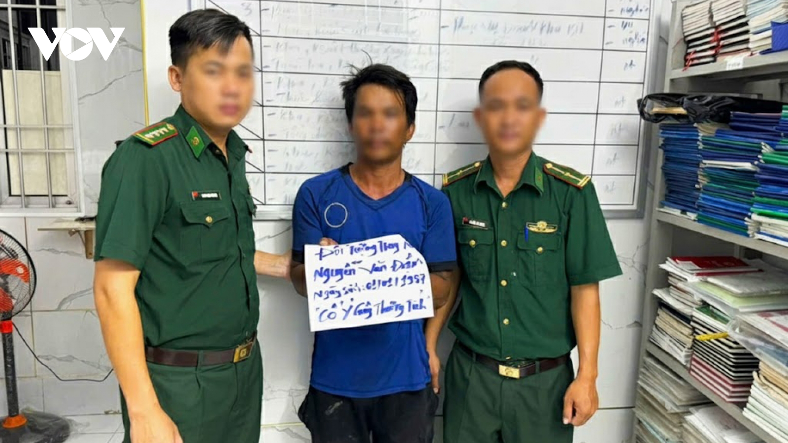 Bắt đối tượng trốn truy nã trên tàu cá